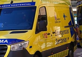 Una ambulancia, estacionada en una calle de la capital.