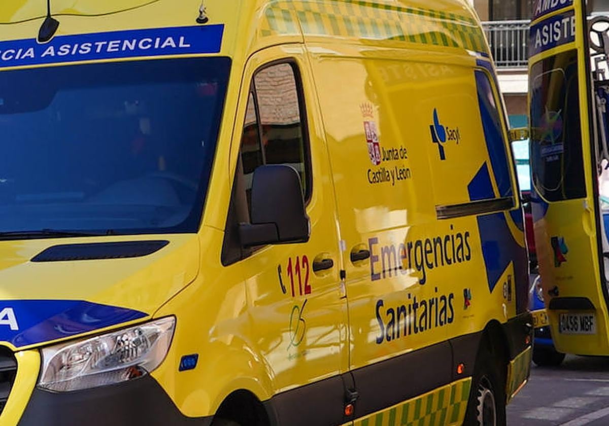Una ambulancia, estacionada en una calle de la capital.