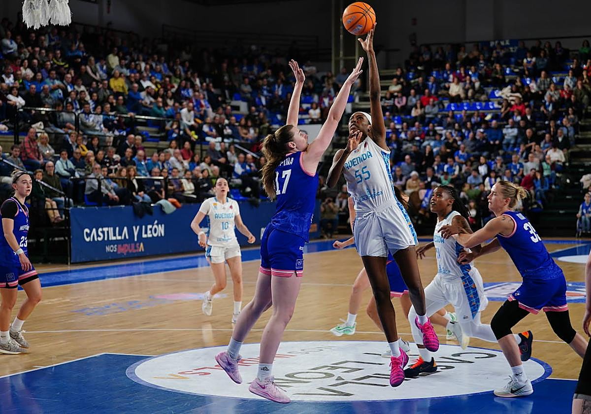 Khadijiah Cave, intentando anotar elevándose en la pintura del Neptunas.