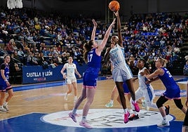 Khadijiah Cave, intentando anotar elevándose en la pintura del Neptunas.