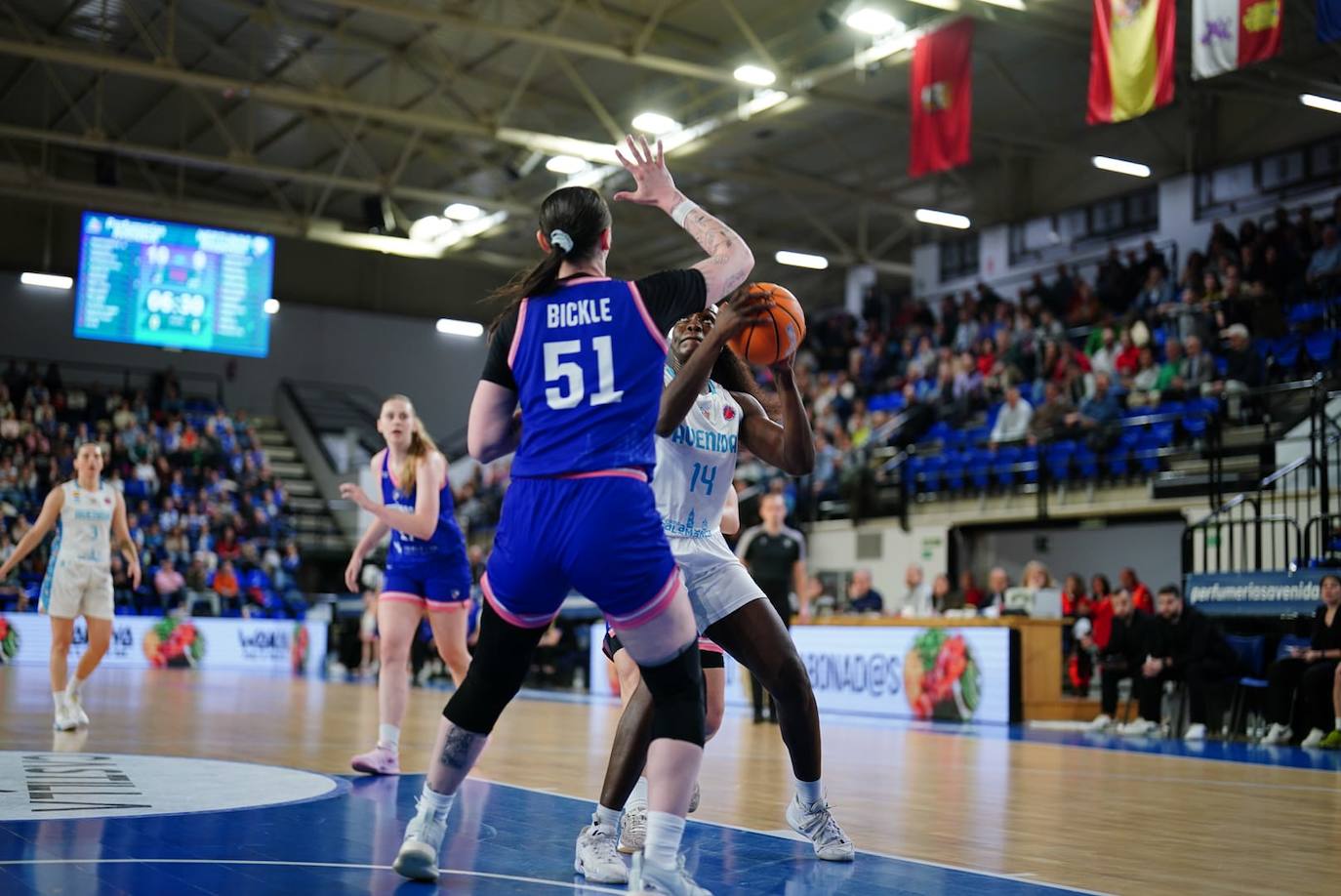 Imagen del partido de Eurocup que, en la tarde de este miércoles, han disputado el Perfumerías Avenida y el Neptunas lituano.