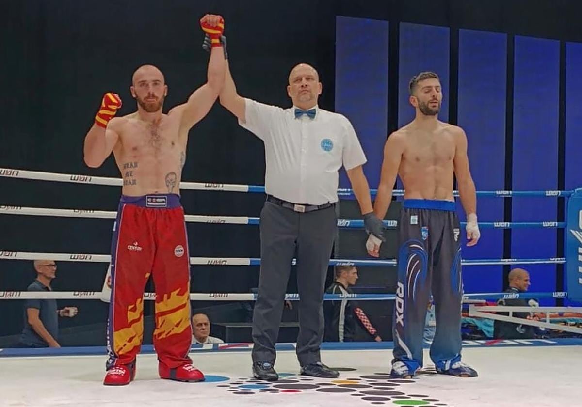 Momento en el que el árbitro declara ganador a Jaime Lizana en octavos de final.