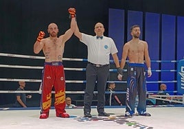 Momento en el que el árbitro declara ganador a Jaime Lizana en octavos de final.