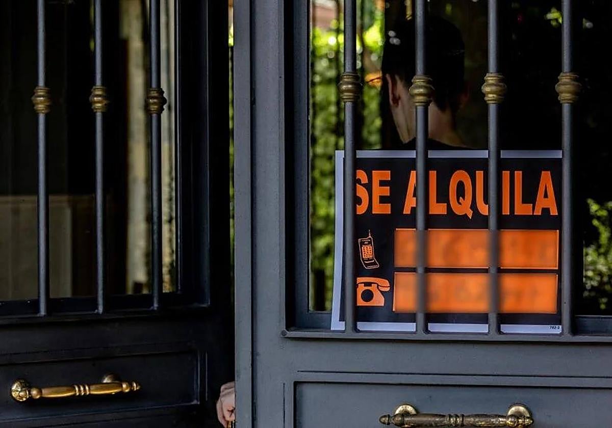 Un cartel que anuncia que se alquila una vivienda.