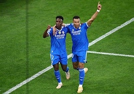 Vinícius Júnior y Kylian Mbappé, celebrando uno de los goles del Real Madrid ante el Olympiacos.