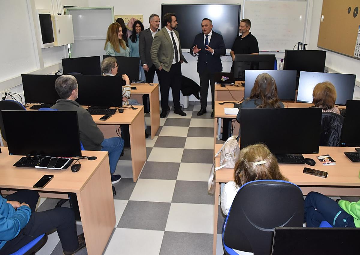 Imagen secundaria 1 - Imágenes de la visita del viceconsejero al centro EPA de Béjar. 