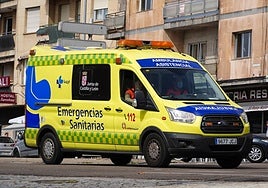 Imagen de una ambulancia de servicio.