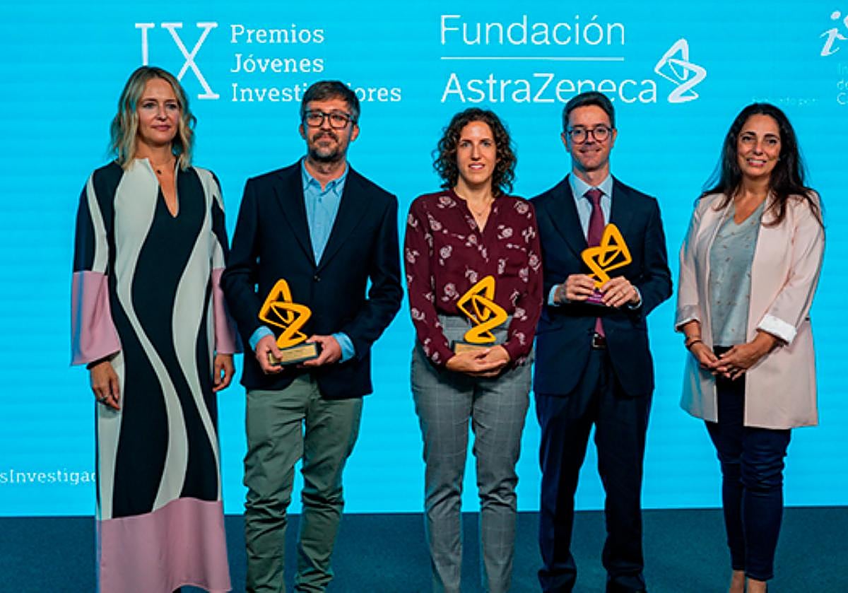 El científico Miguel Estravís Sastre, de la Universidad de Salamanca, segundo por la derecha, durante la entrega del Premio Jóvenes Investigadores de la Fundación AstraZeneca