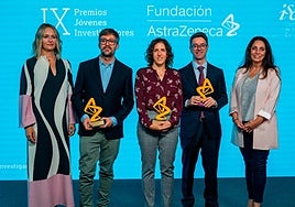El científico Miguel Estravís Sastre, de la Universidad de Salamanca, segundo por la derecha, durante la entrega del Premio Jóvenes Investigadores de la Fundación AstraZeneca