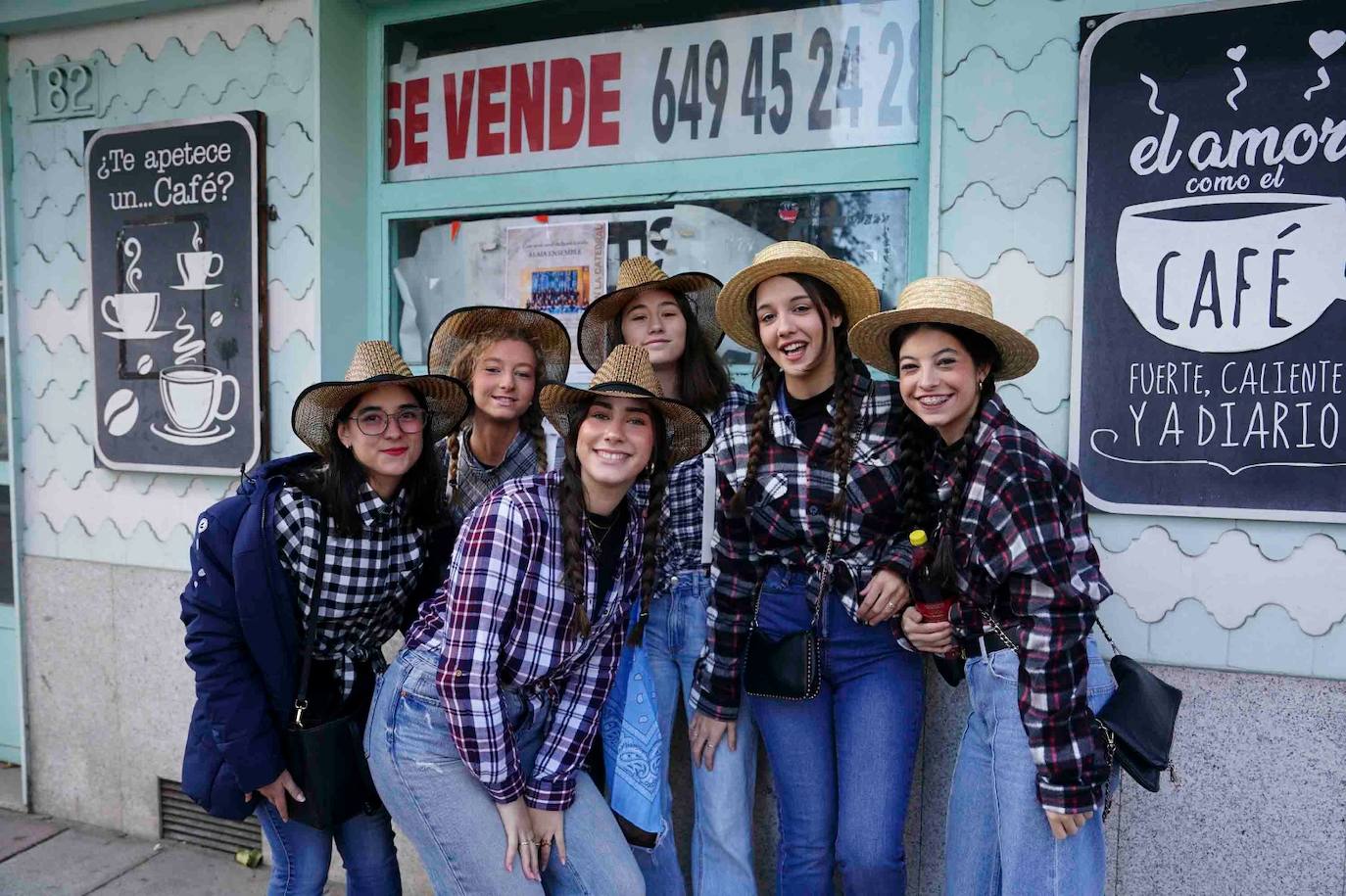 Los Minions, Winnie de Pooh y Mario Bros disfrutan de la fiesta en la Facultad de Educación