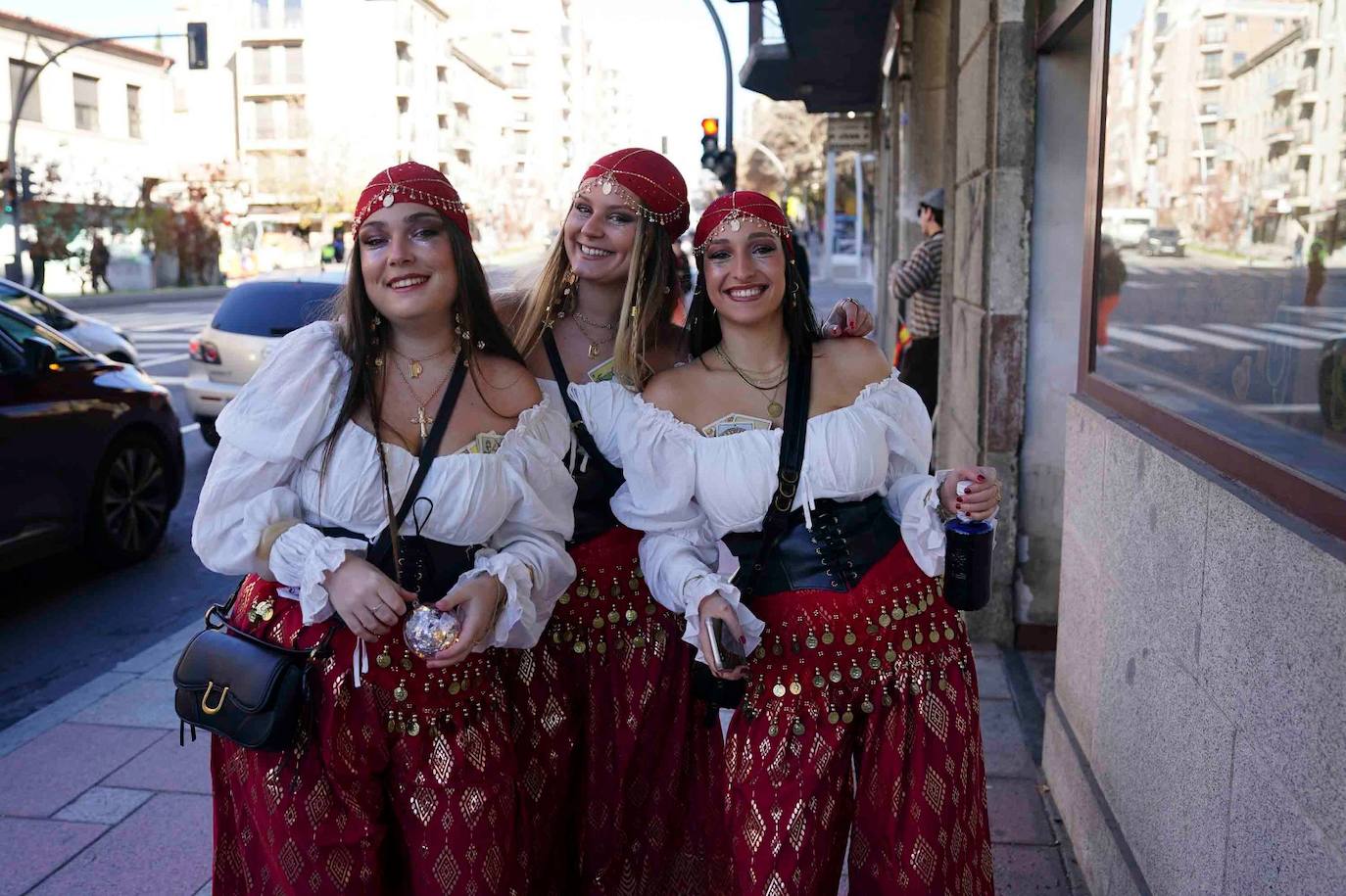 Los Minions, Winnie de Pooh y Mario Bros disfrutan de la fiesta en la Facultad de Educación