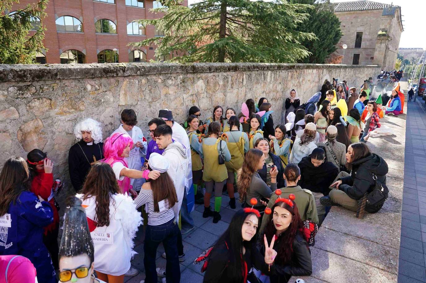Los Minions, Winnie de Pooh y Mario Bros disfrutan de la fiesta en la Facultad de Educación