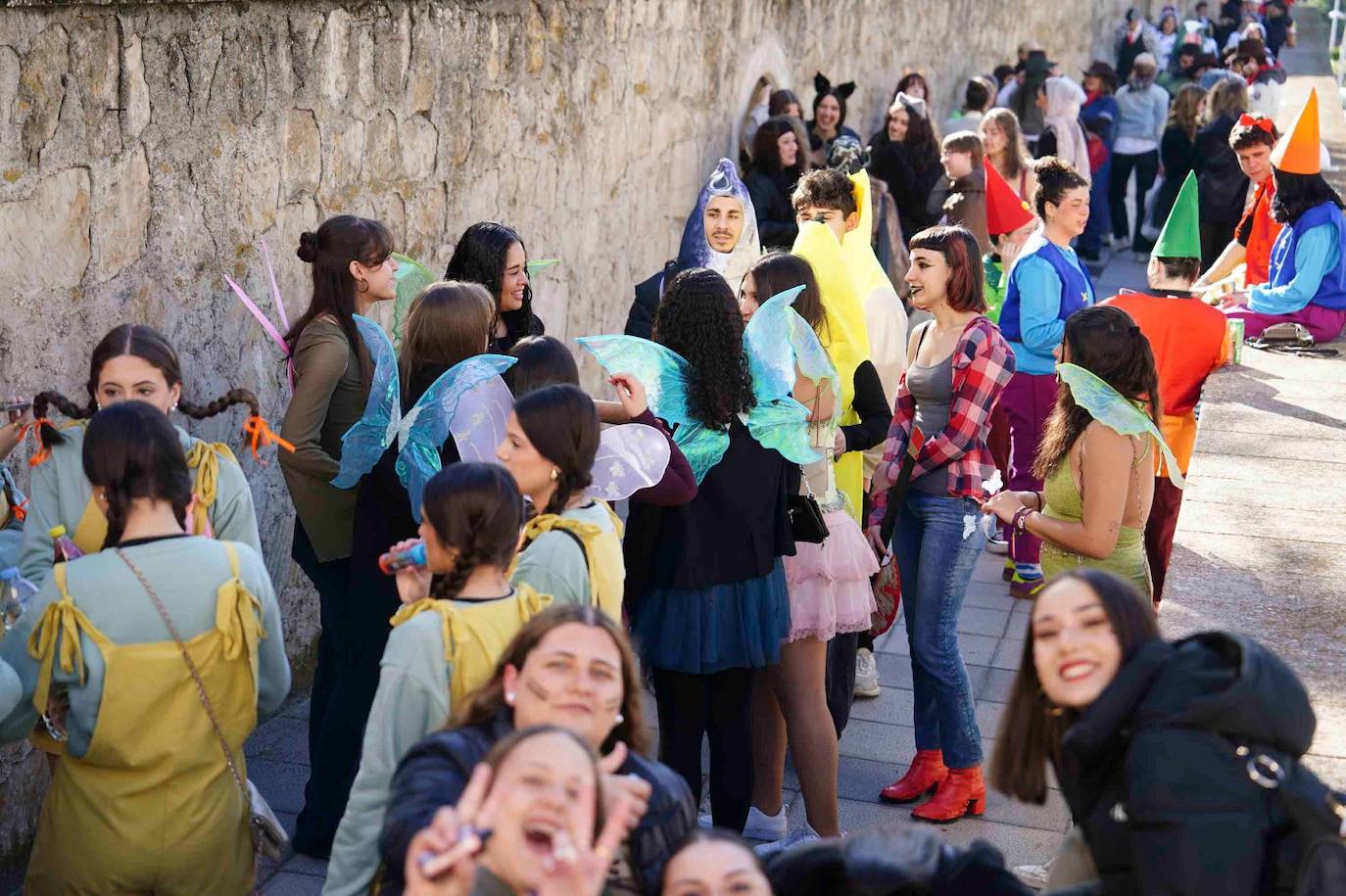 Los Minions, Winnie de Pooh y Mario Bros disfrutan de la fiesta en la Facultad de Educación