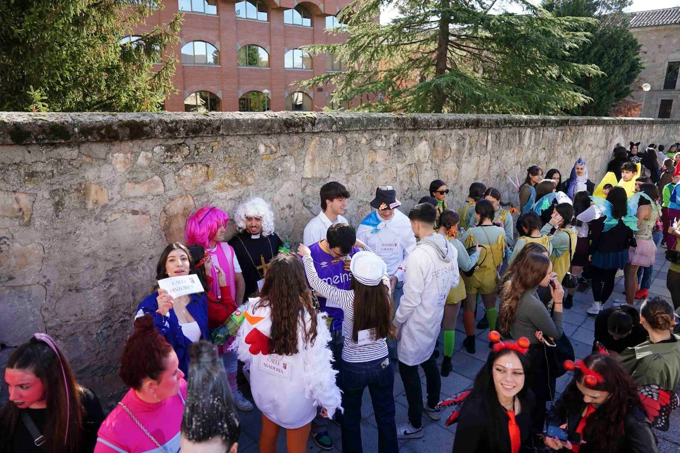 Los Minions, Winnie de Pooh y Mario Bros disfrutan de la fiesta en la Facultad de Educación