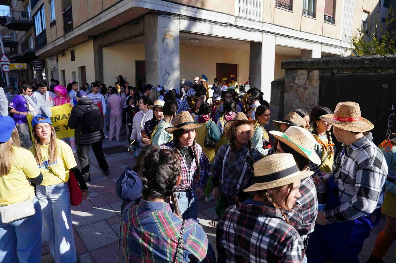 Los Minions, Winnie de Pooh y Mario Bros disfrutan de la fiesta en la Facultad de Educación