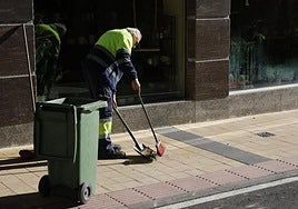 Un operario retira la rejilla de la salida de humos y los cristales que cayeron a la calle.