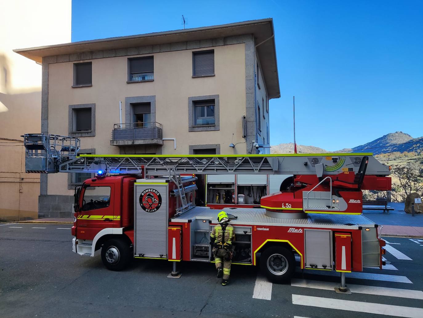 Dos personas &#039;rescatadas&#039; de la comisaría de Policía de Béjar en un simulacro conjunto con los Bomberos