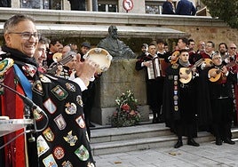Un numeroso grupo de tunos, ante la estatua de Tomás Bretón.