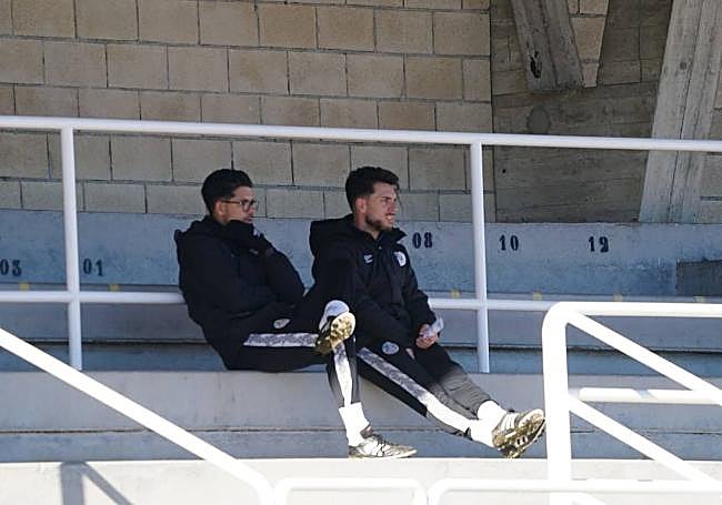 Álvaro Boyero y Jorge García dirigen una parte de la sesión desde los graderíos, para tener un visión alta del partididllo.