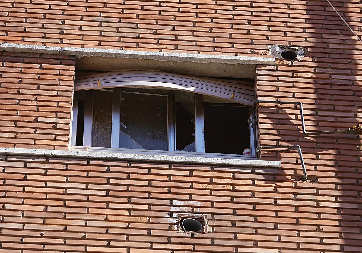 Imagen de la fachada de la vivienda tras la explosión.
