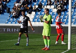 Unai Marino aplaude a sus compañeros tras una gran acción defensiva en el choque frente al CD Lugo.