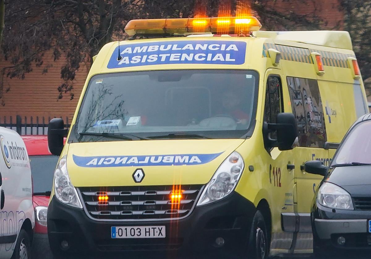 Imagen de una ambulancia de servicio.