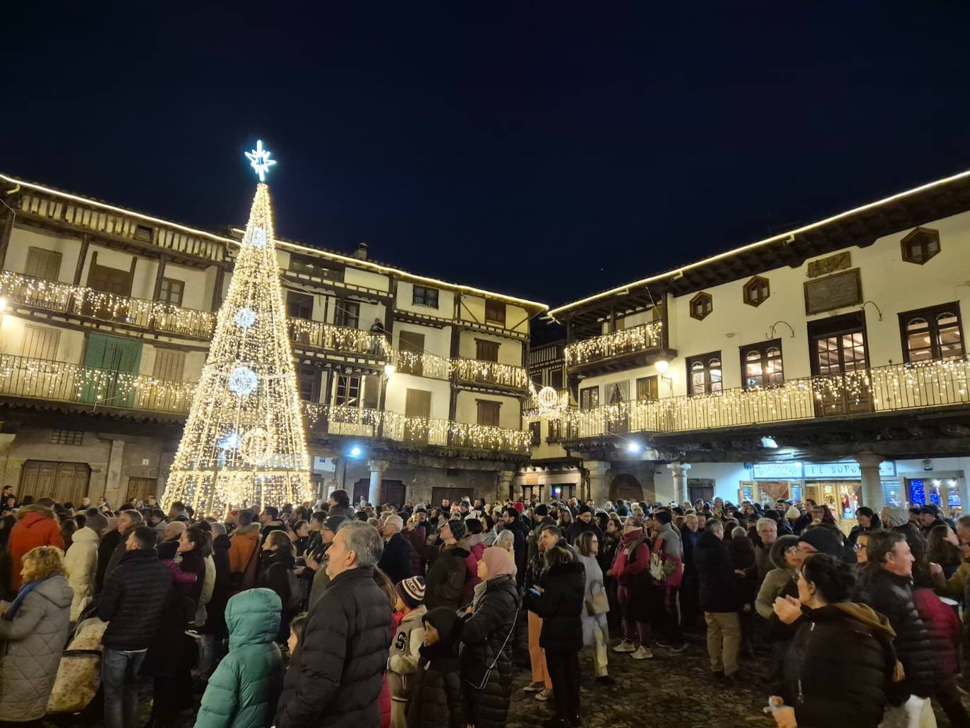 La Navidad Ya Brilla En La Alberca Tras El Encendido Del Alumbrado La la-navidad-ya-brilla-en-la-alberca-tras-el-encendido-del-alumbrado-la