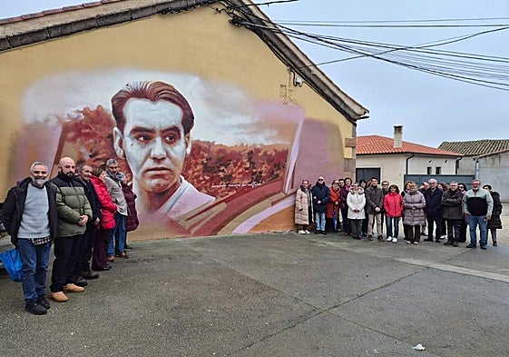 Autoridades, artista y vecinos, junto al espectacular mural inagurado este sábado.