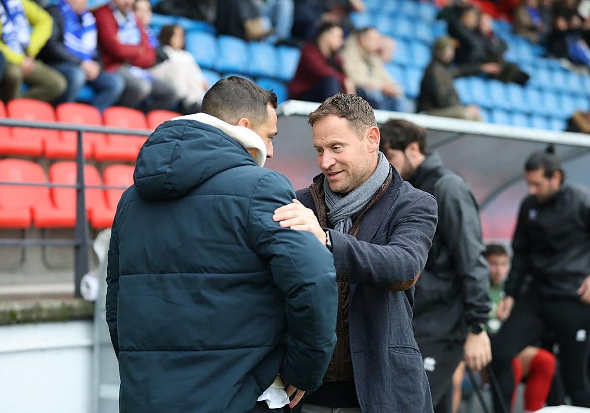 Mario Simón, saludando a Llácer antes del choque de este sábado en O Couto.