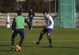 El centrocampista del Salamanca UDS Álex Alba mantiene la posición para tratar de robar el balón.