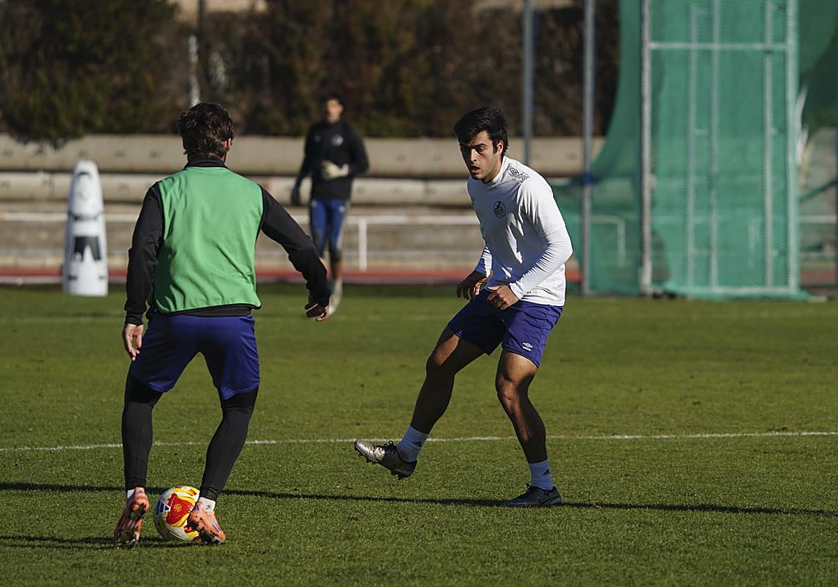 El centrocampista del Salamanca UDS Álex Alba mantiene la posición para tratar de robar el balón.