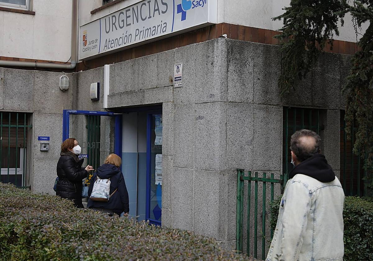 Varias personas, entrando en el dispositivo habilitado en el SUAP de Salamanca.