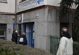 Varias personas, entrando en el dispositivo habilitado en el SUAP de Salamanca.