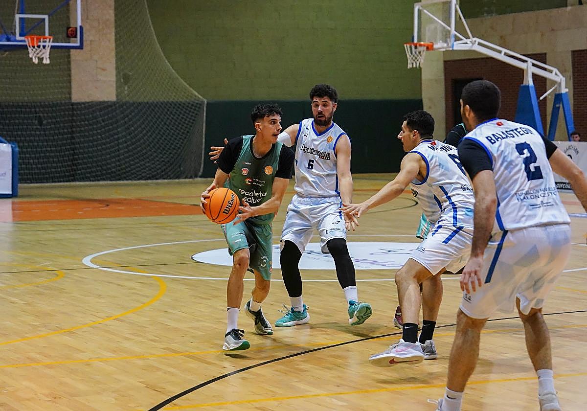 Jorge Morán, presionado por varios rivales.