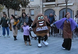 'Asadina', la mascota de la tarde, jugando al corro de la patata.