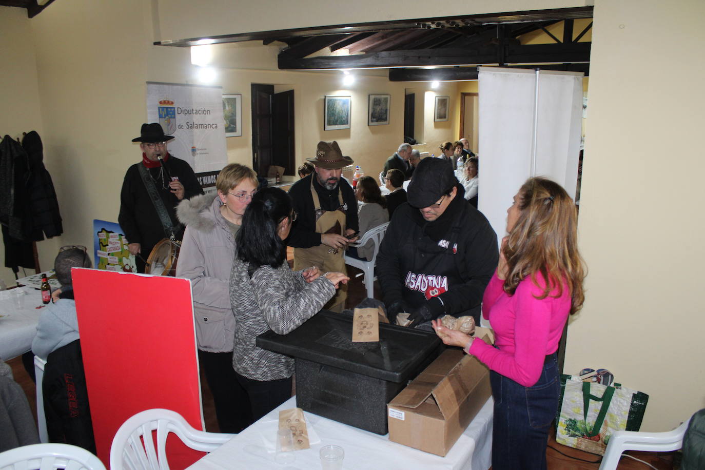 El sabor de las castañas y el chocolate despiden el mes de noviembre en Frades de la Sierra