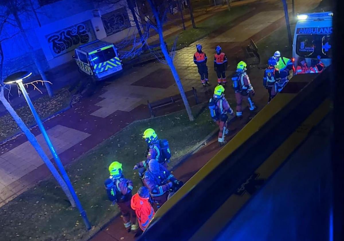 Personal sanitario del Sacyl, Bomberos de Salamanca, Policía Local y Nacional, en la calle Federico de Onís durante la intervención.