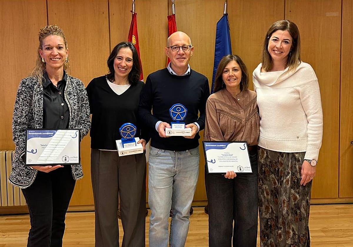 Acto de entrega del reconocimiento a la biblioteca de Villamayor.