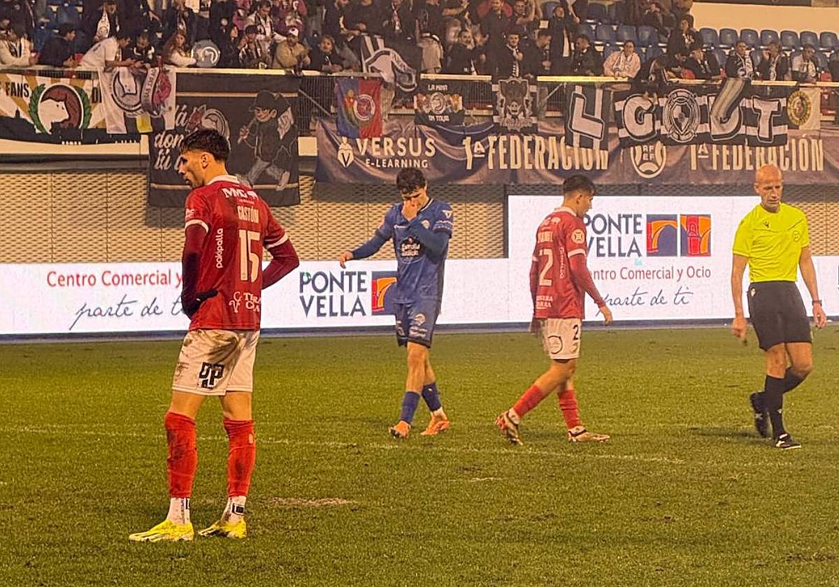Vídeo: Jugadores de Unionistas claman contra el arbitraje en Orense: «Da pena que en una competición de la RFEF...»