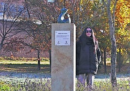 María Sánchez, junto a la escultura 'Amar sin latido', del artista Jesús García, que se encuentra en Huerta Otea.