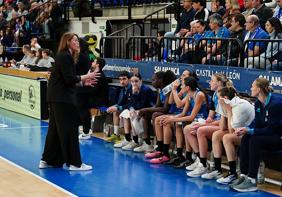 Montañana, dirigiéndose a sus jugadoras en un partido en casa.
