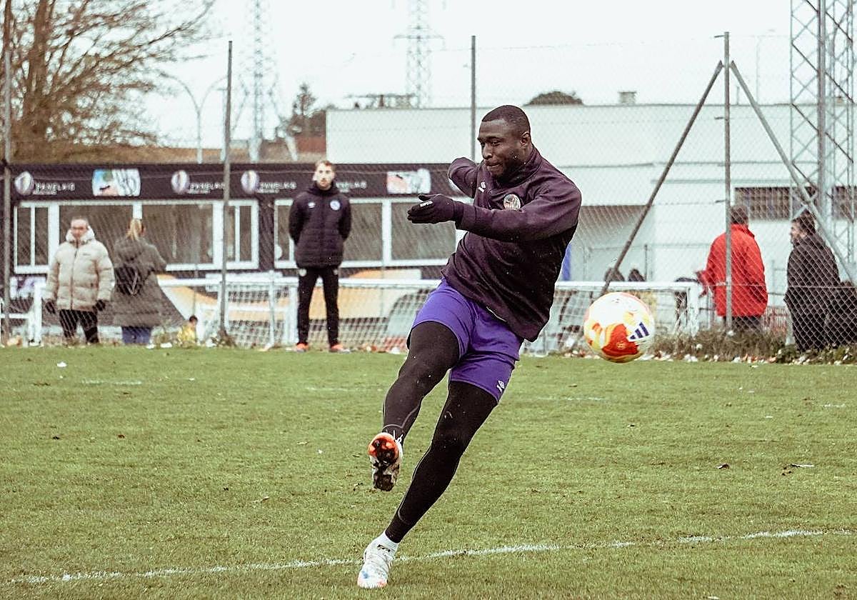 Souley Gassama dispara a puerta con su pierna derecha.