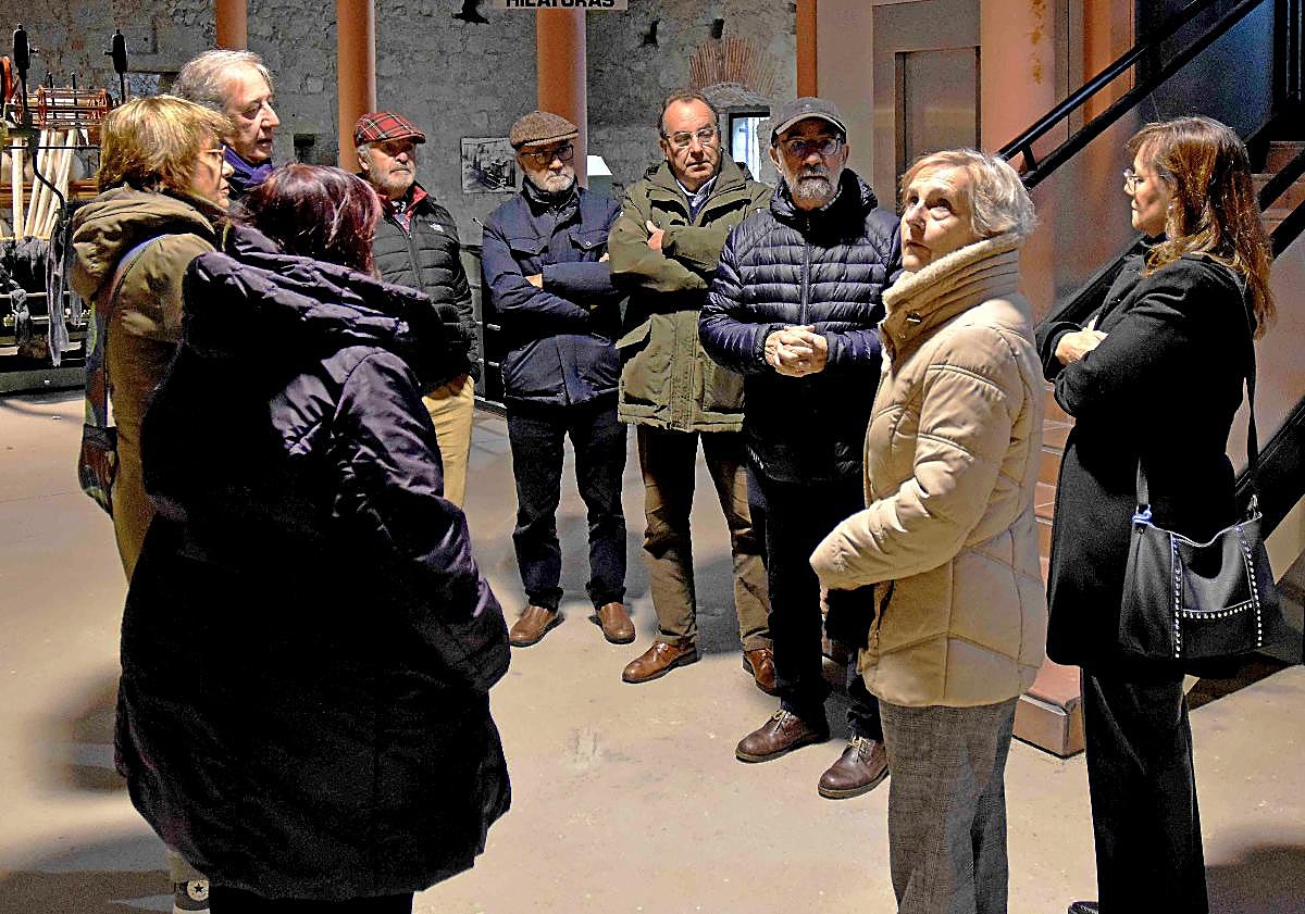 Imagen principal - Imágenes de la visita de integrantes de la nueva asociación al Museo Textil.