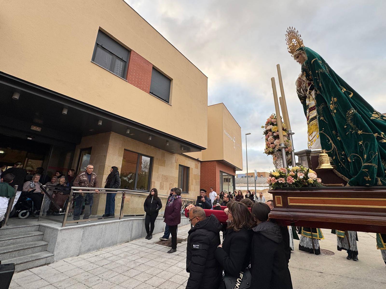 La Virgen de la Esperanza visita las residencias de Peñaranda