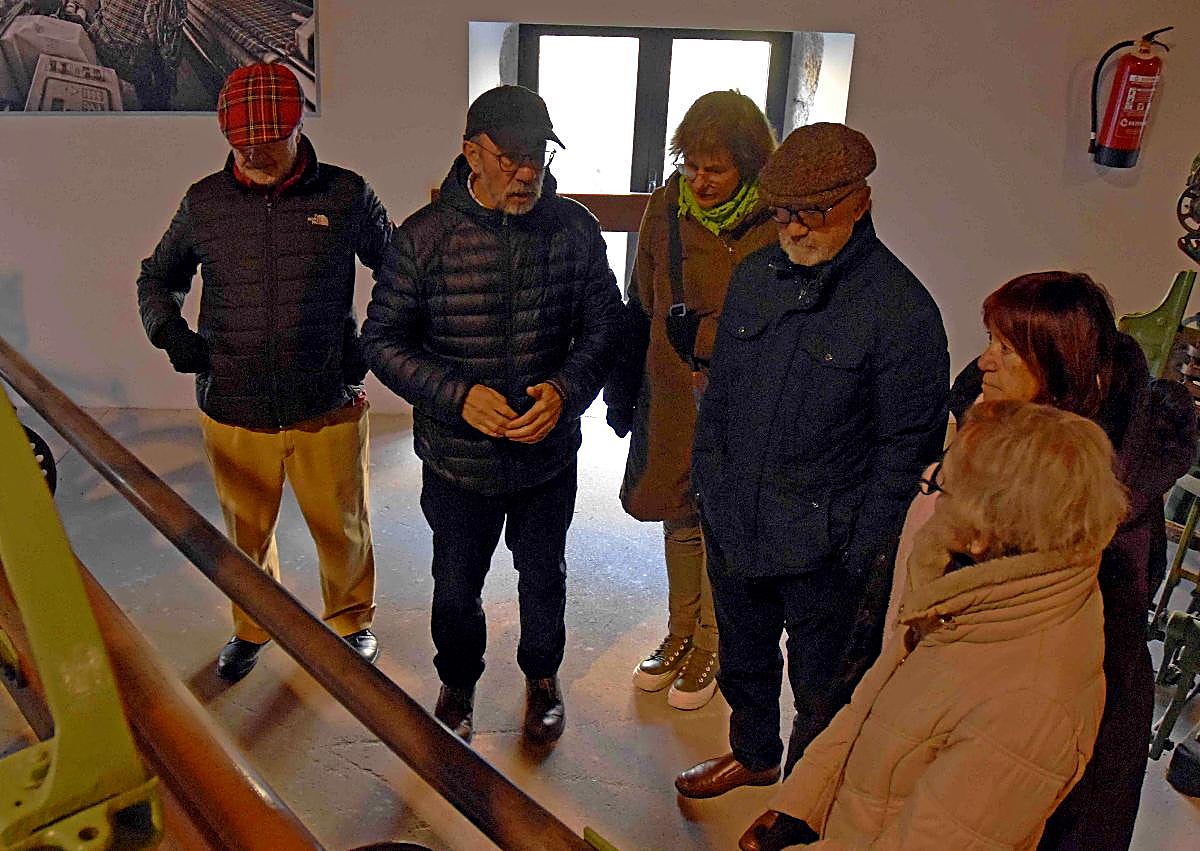 Imagen secundaria 1 - Imágenes de la visita de integrantes de la nueva asociación al Museo Textil.