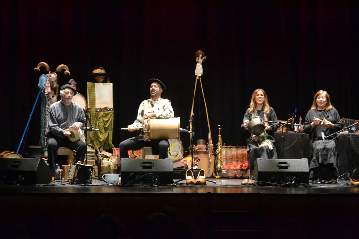 Mayalde inunda el Teatro Nuevo de tradición y libertad