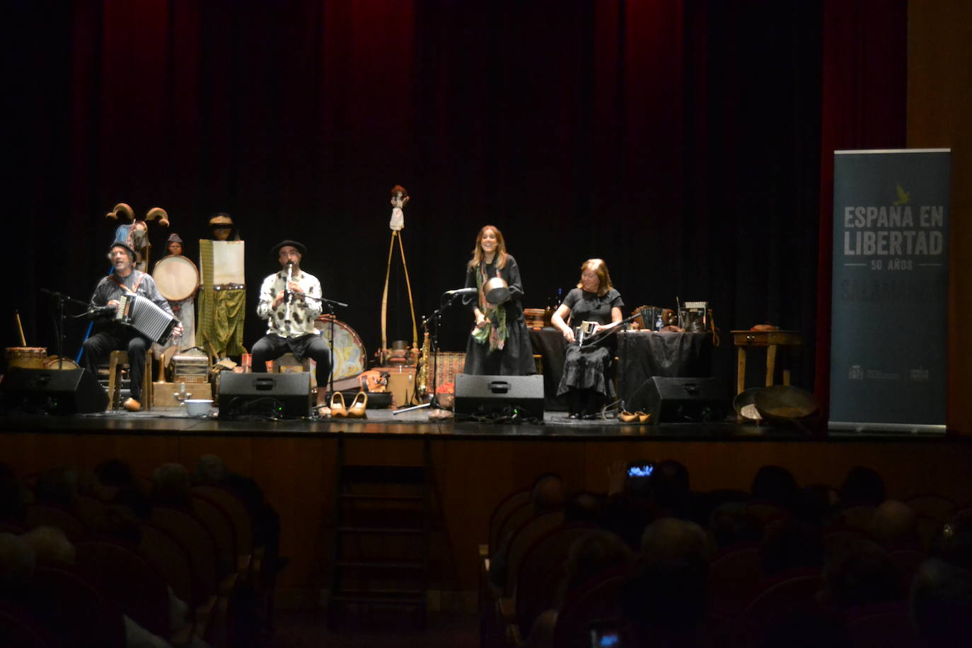 Mayalde inunda el Teatro Nuevo de tradición y libertad