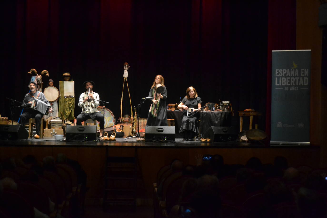 Mayalde inunda el Teatro Nuevo de tradición y libertad