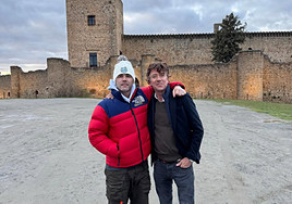 Fonsi Nieto y Colate, delante del castillo de Pedraza.