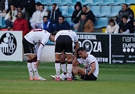 Dani Hernández llevándose la mano a la parte trasera de su muslo izquierdo este domingo.